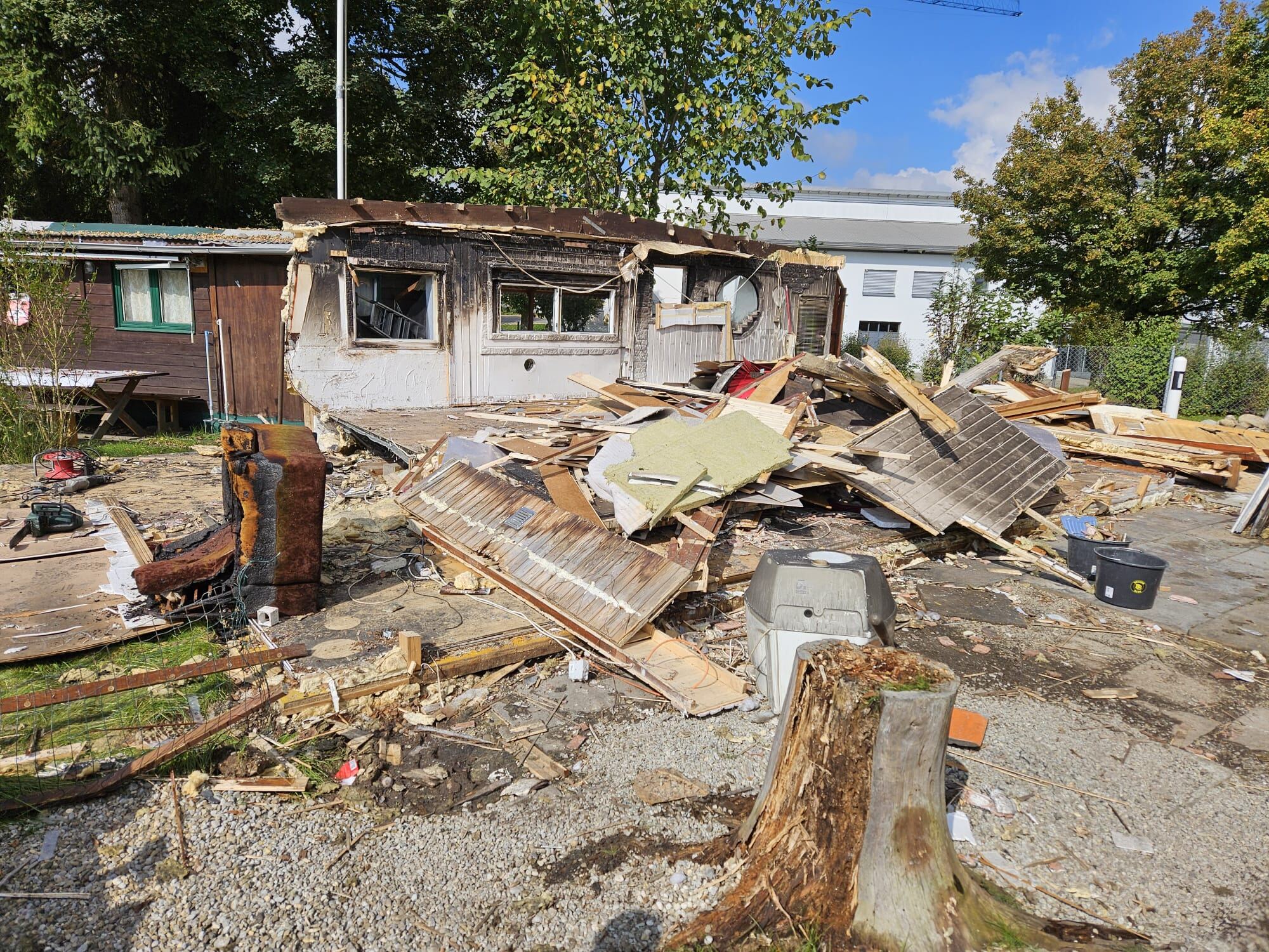 Rückbau eines Gebäudes von Hand durch die Büezer Bude