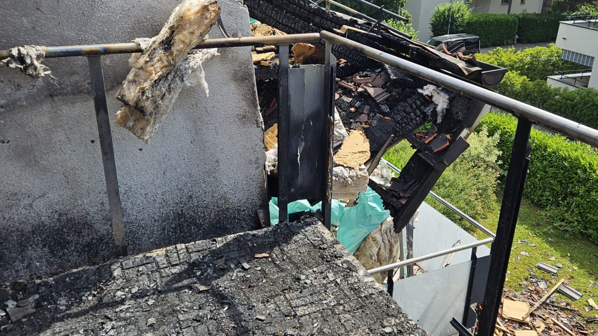 Brandschadensanierung: ausgebranntes Dach eines Einfamilienhauses