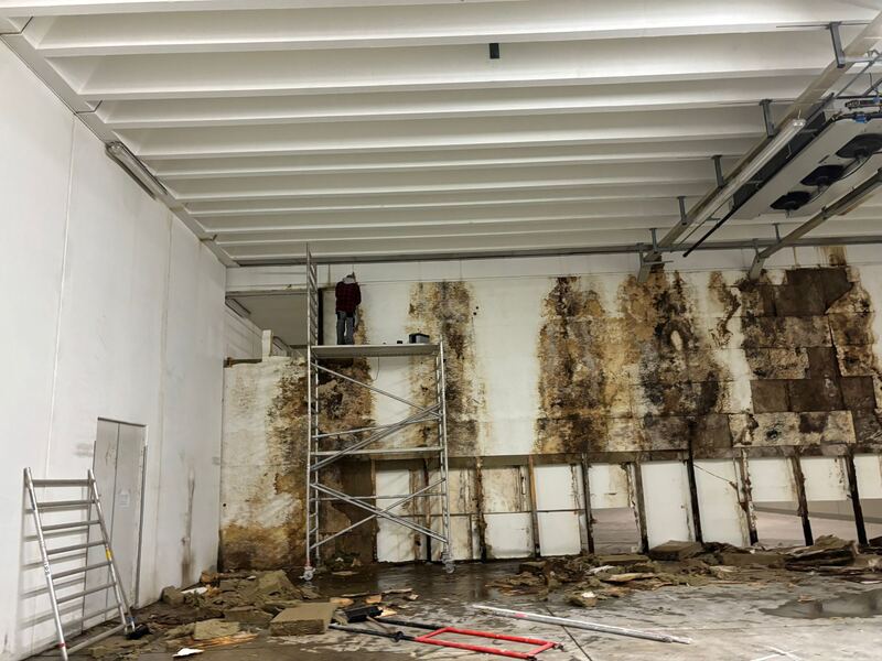 Mitarbeiter der Büezer Bude beim Rückbau einer befallenen Hallenwand